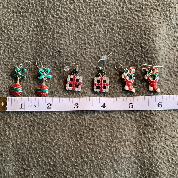 Cute lot of Christmas jewelry. 3 bracelets, 6 brooches, 6 earrings.Various sizes - Picture 8 of 8